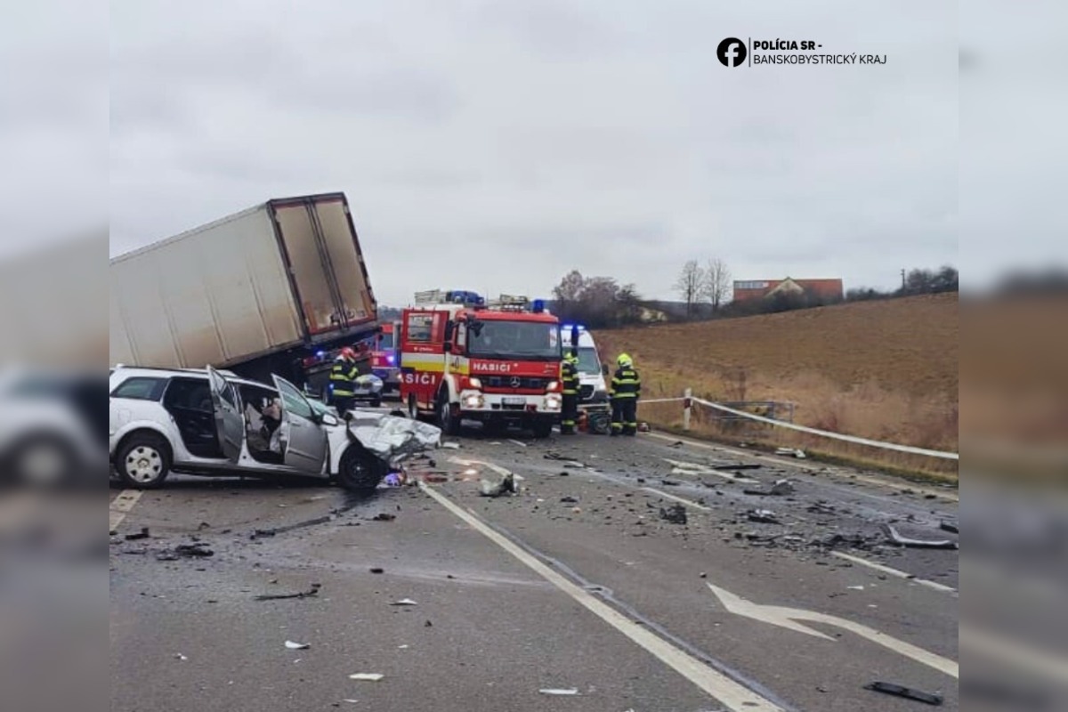 FOTO: Tragická nehoda neďaleko Lučenca, foto 2