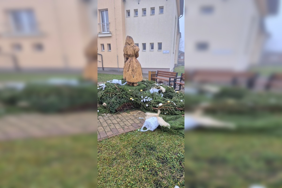 FOTO: Zničená vianočná výzdoba v Očovej, foto 4