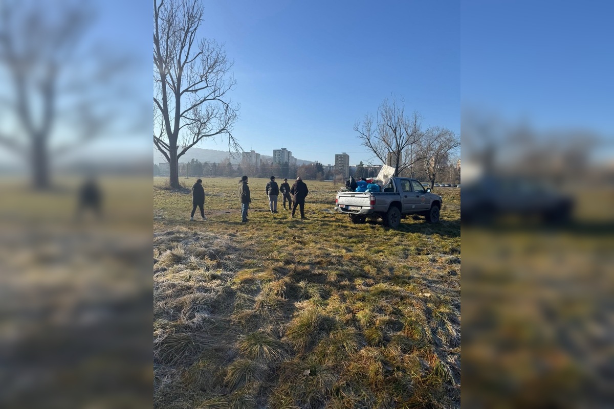 FOTO: Dobrovoľníci vyčistili brehy VN Môťová, vyzbierali takmer 700 kíl odpadu, foto 6