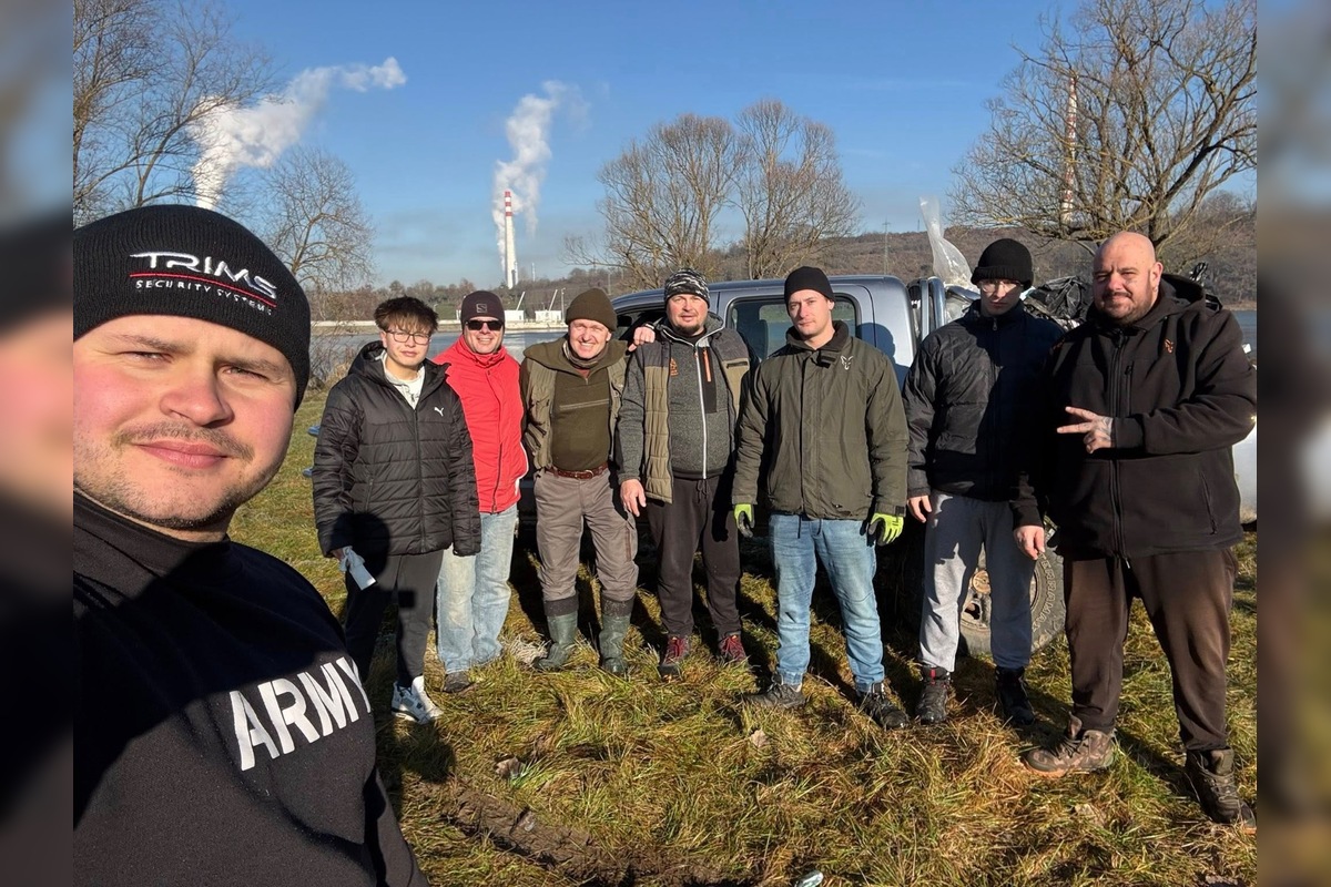 FOTO: Dobrovoľníci vyčistili brehy VN Môťová, vyzbierali takmer 700 kíl odpadu, foto 8