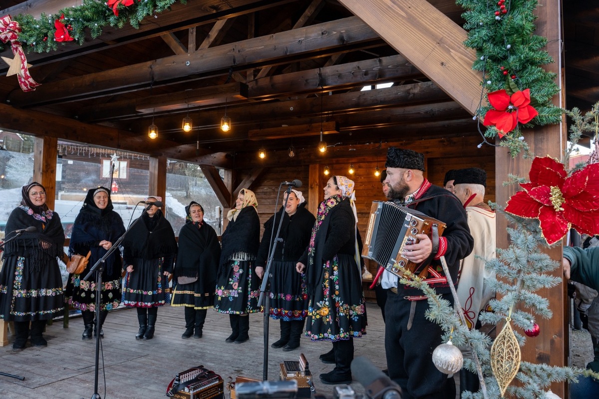 FOTO: Pastieri, betlehemy a koledy. Lom nad Rimavicou ožil starými vianočnými hrami, foto 1