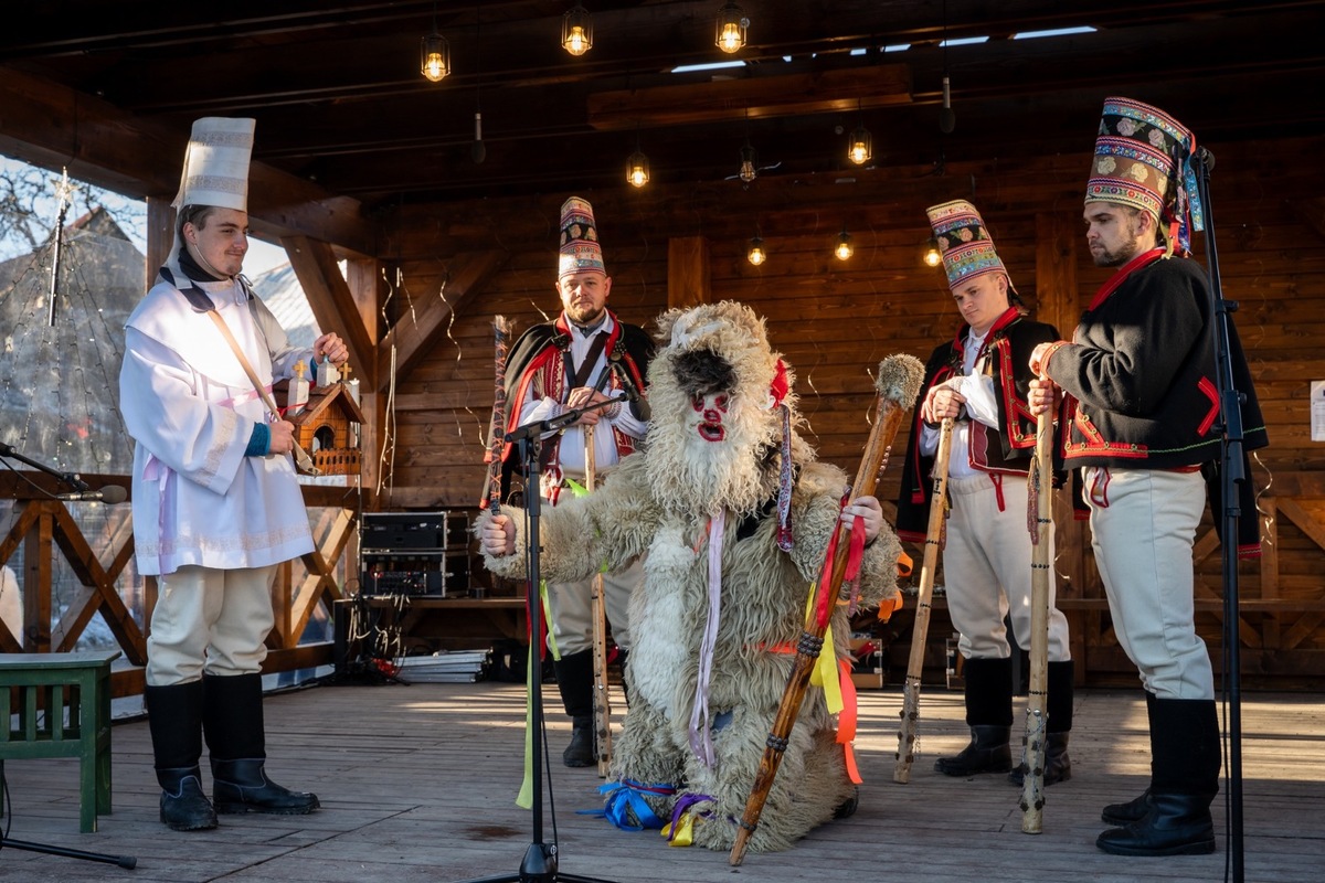 FOTO: Pastieri, betlehemy a koledy. Lom nad Rimavicou ožil starými vianočnými hrami, foto 3