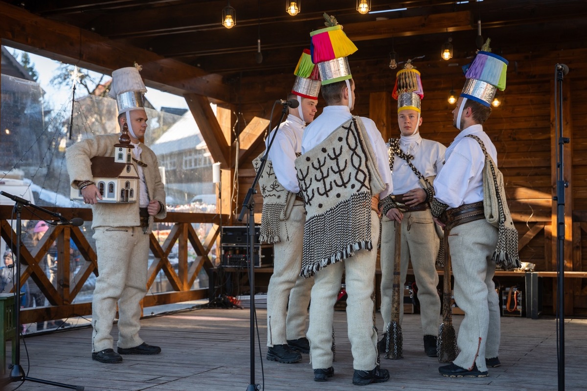 FOTO: Pastieri, betlehemy a koledy. Lom nad Rimavicou ožil starými vianočnými hrami, foto 6