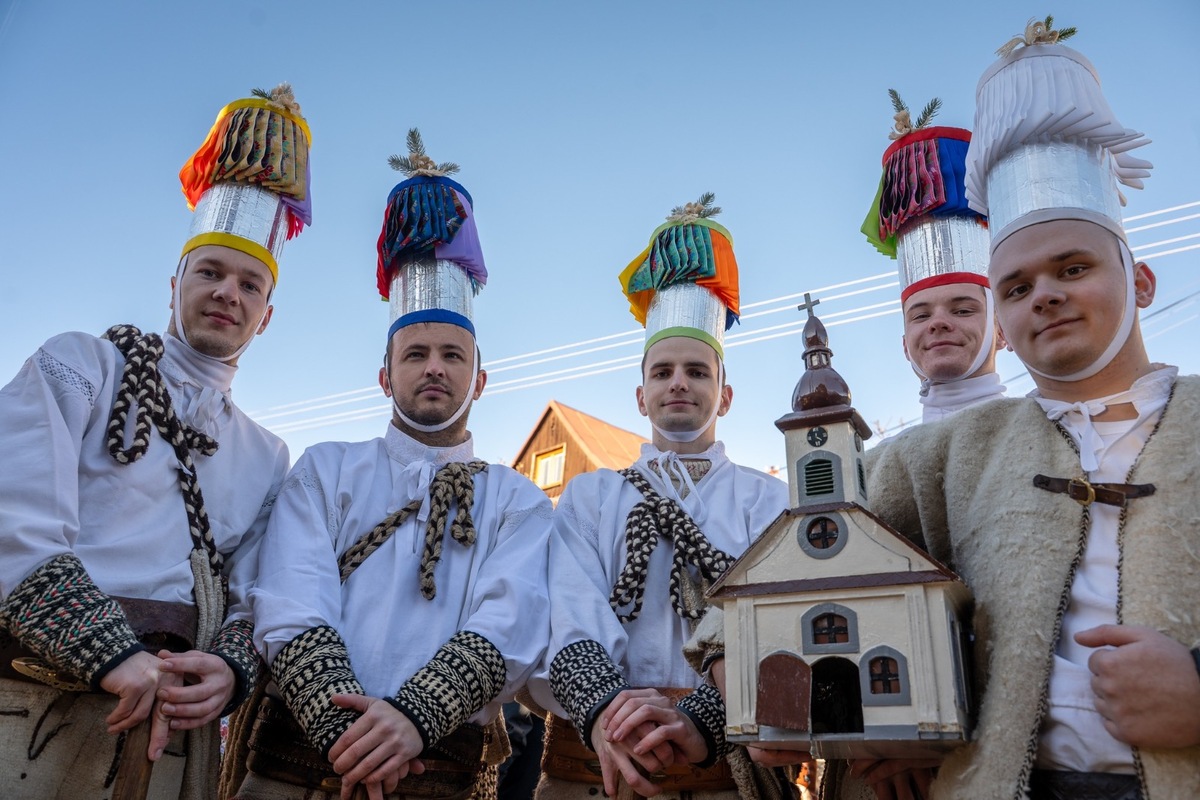 FOTO: Pastieri, betlehemy a koledy. Lom nad Rimavicou ožil starými vianočnými hrami, foto 7