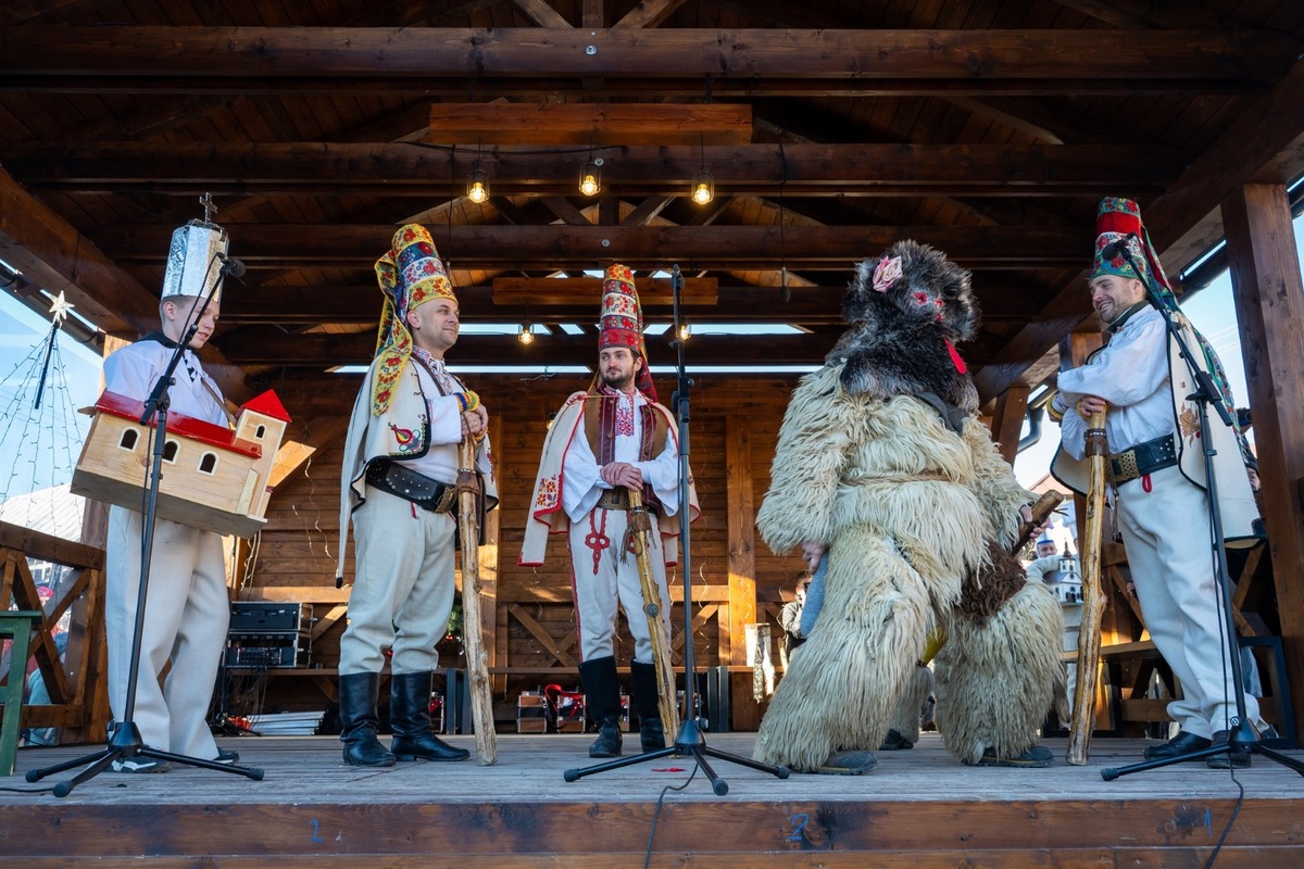 FOTO: Pastieri, betlehemy a koledy. Lom nad Rimavicou ožil starými vianočnými hrami, foto 9