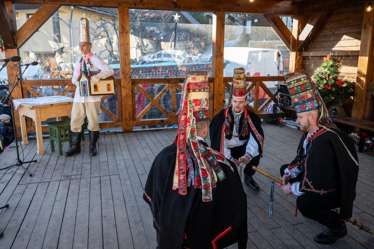 FOTO: Pastieri, betlehemy a koledy. Lom nad Rimavicou ožil starými vianočnými hrami, foto 10