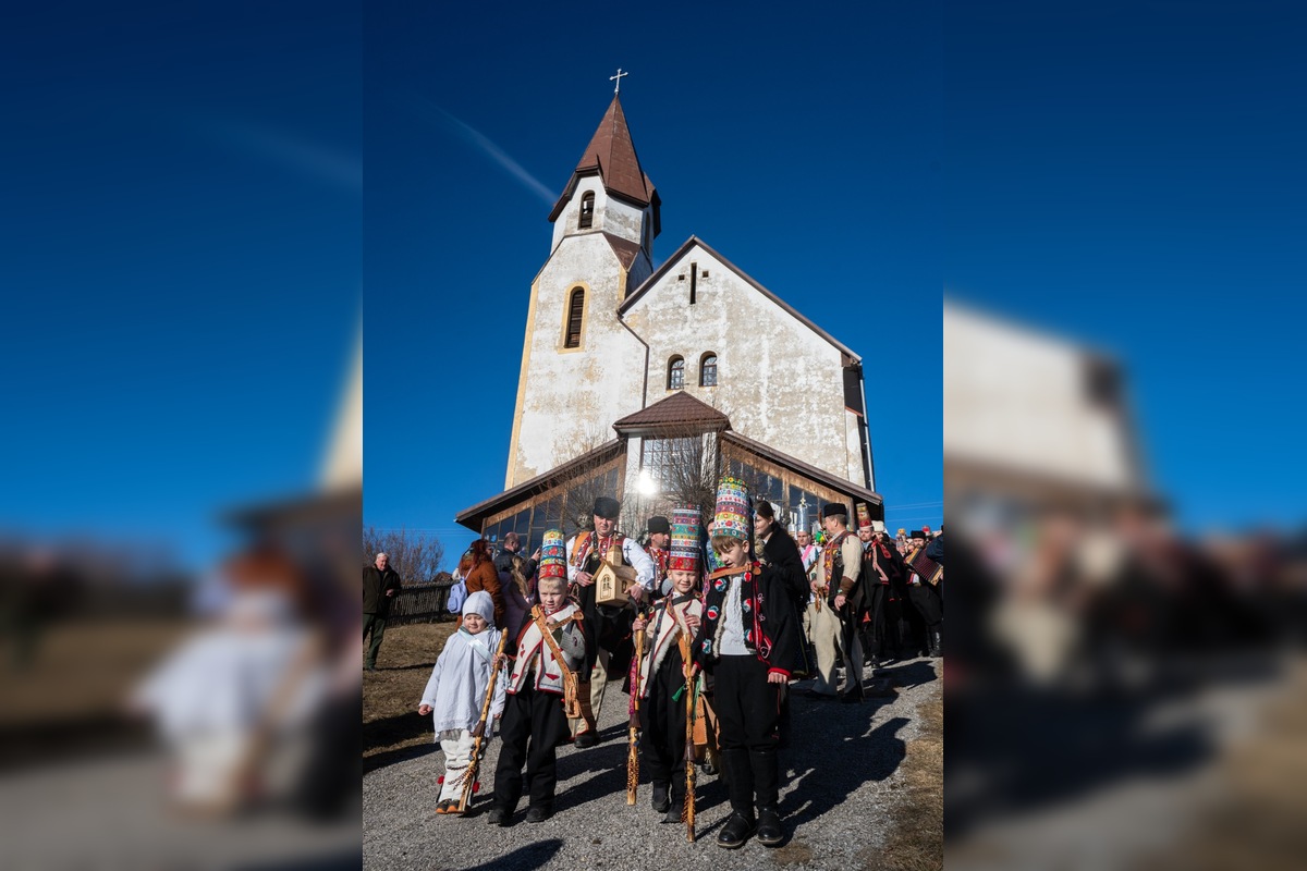 FOTO: Pastieri, betlehemy a koledy. Lom nad Rimavicou ožil starými vianočnými hrami, foto 11