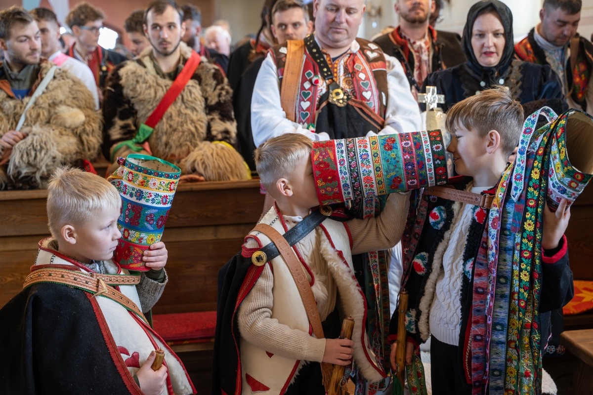 FOTO: Pastieri, betlehemy a koledy. Lom nad Rimavicou ožil starými vianočnými hrami, foto 12