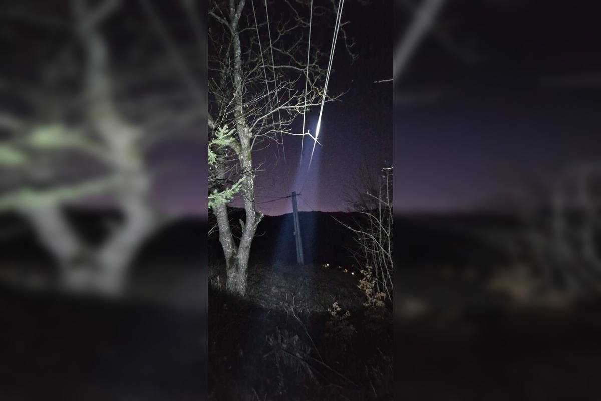 FOTO: Vietor v Tureckej vyvracal stromy, foto 1