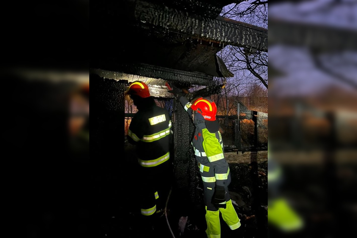 FOTO: Hasiči zasahovali pri požiari chatrče v Sásovej, foto 2