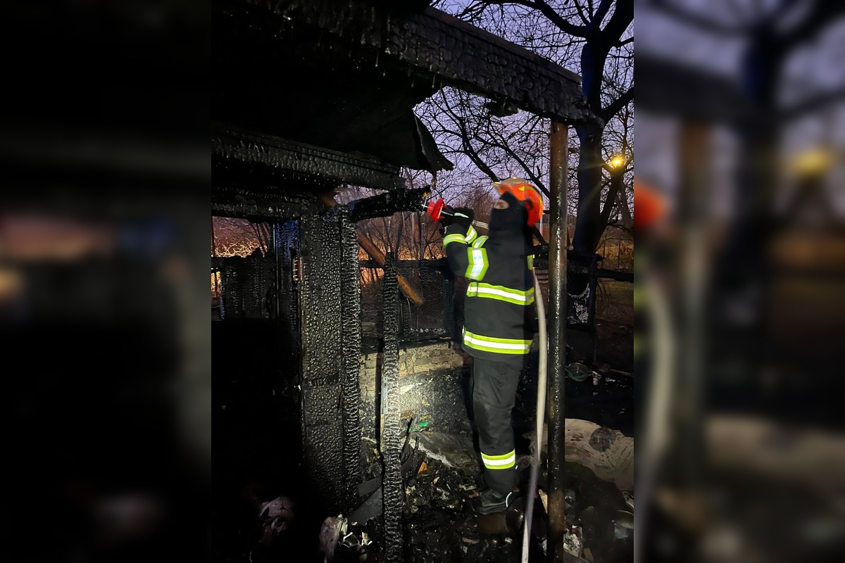 FOTO: Hasiči zasahovali pri požiari chatrče v Sásovej, foto 3