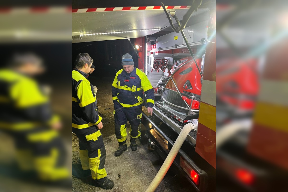 FOTO: Hasiči zasahovali pri požiari chatrče v Sásovej, foto 4