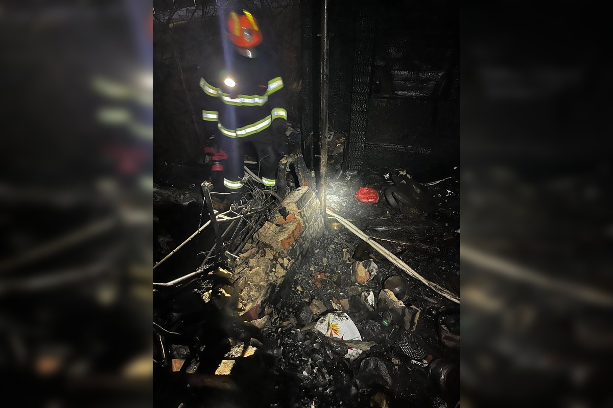 FOTO: Hasiči zasahovali pri požiari chatrče v Sásovej, foto 5