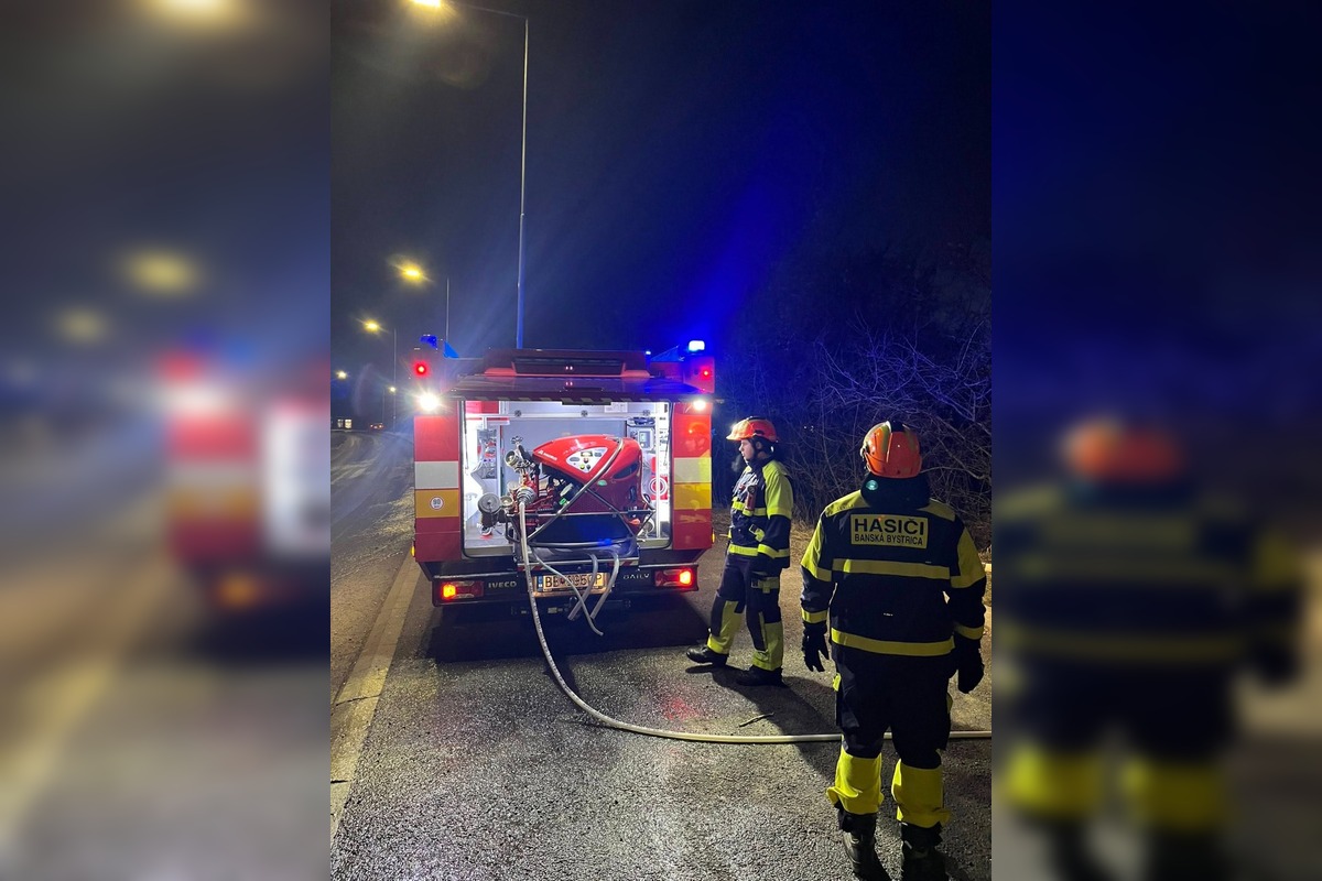 FOTO: Hasiči zasahovali pri požiari chatrče v Sásovej, foto 6