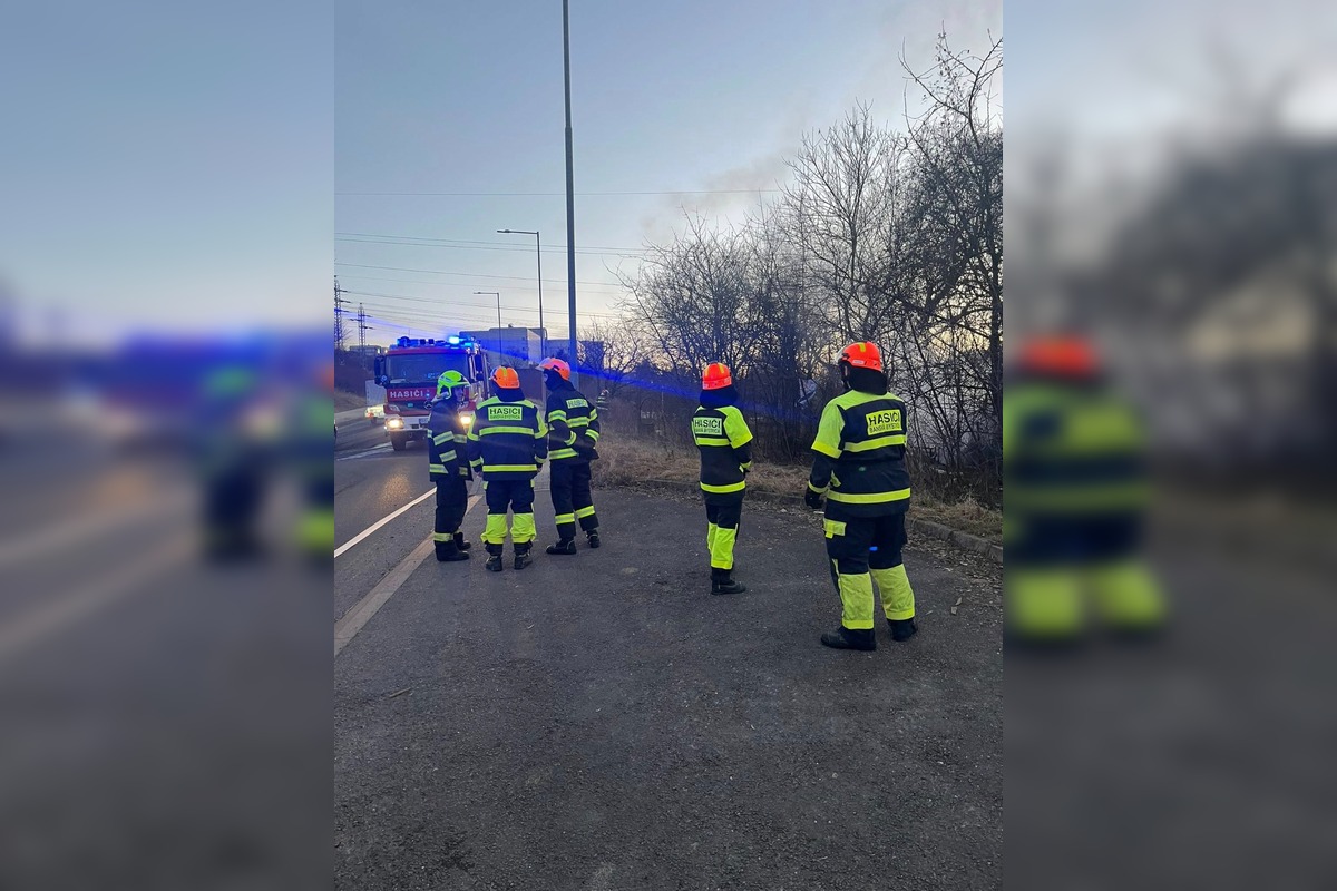 FOTO: Hasiči zasahovali pri požiari chatrče v Sásovej, foto 7