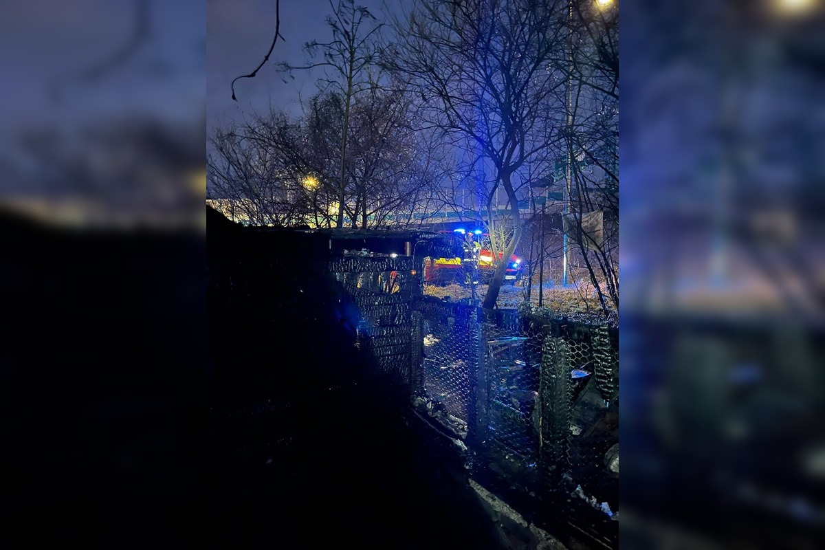 FOTO: Hasiči zasahovali pri požiari chatrče v Sásovej, foto 8