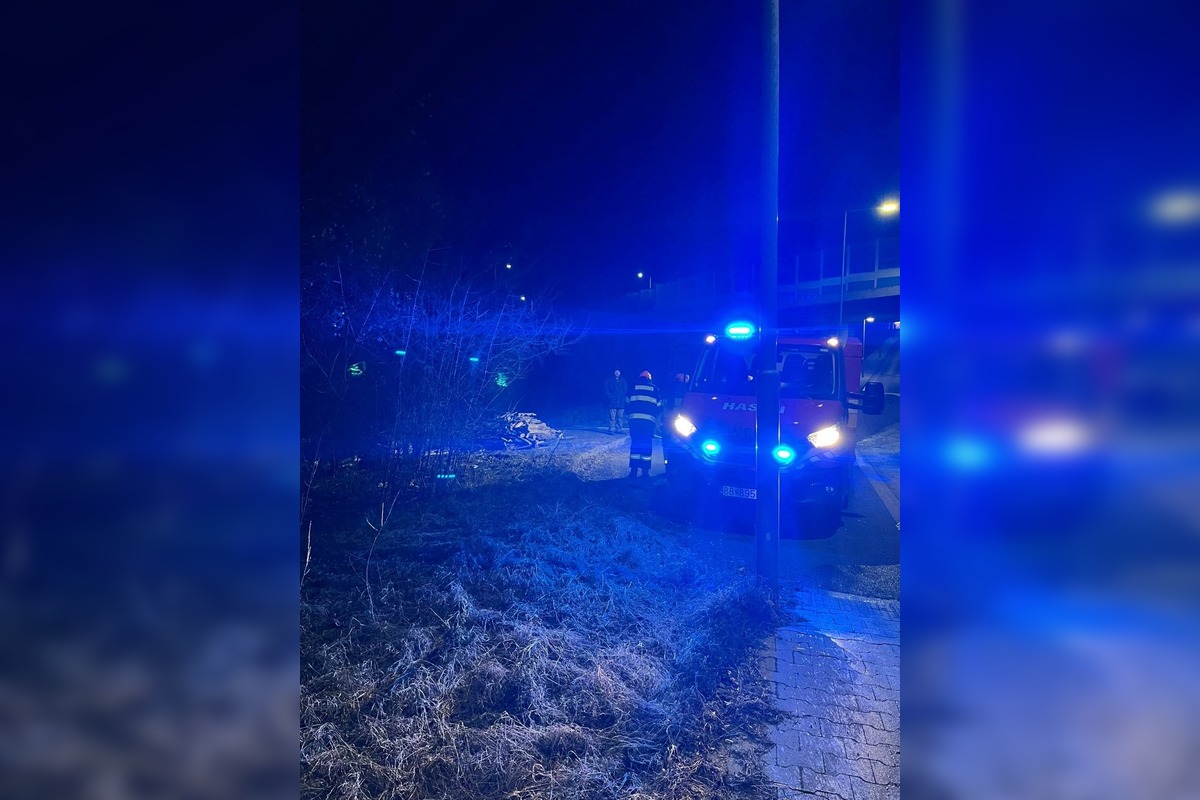 FOTO: Hasiči zasahovali pri požiari chatrče v Sásovej, foto 12