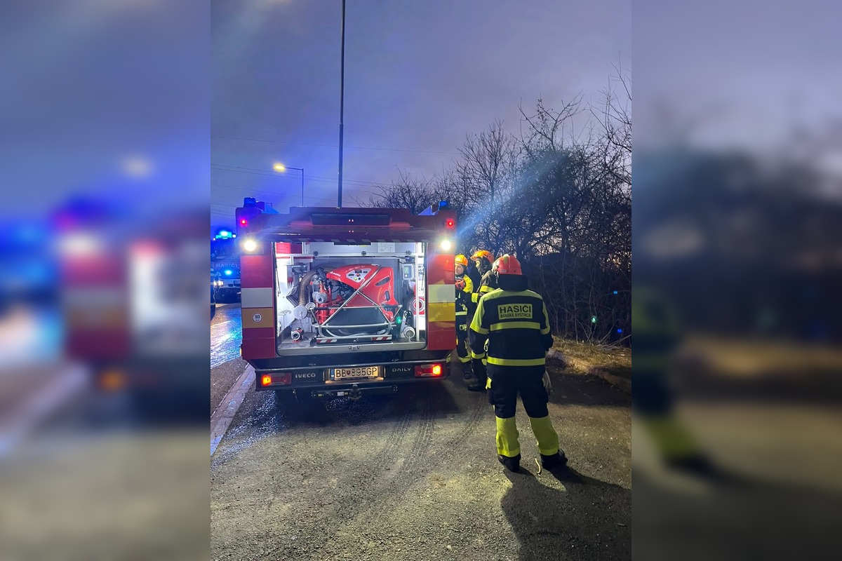 FOTO: Hasiči zasahovali pri požiari chatrče v Sásovej, foto 13