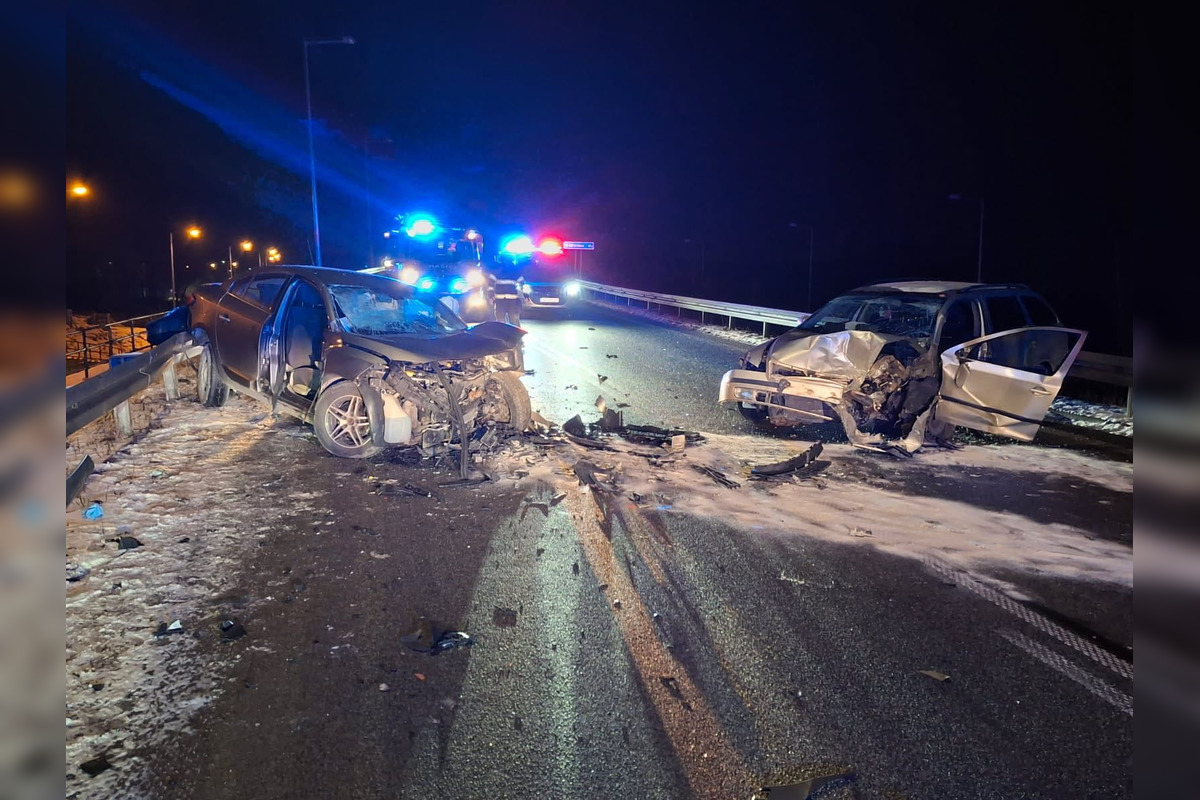 FOTO: Pri vážnej nehode v Brezne sa zranilo viacero osôb, foto 1