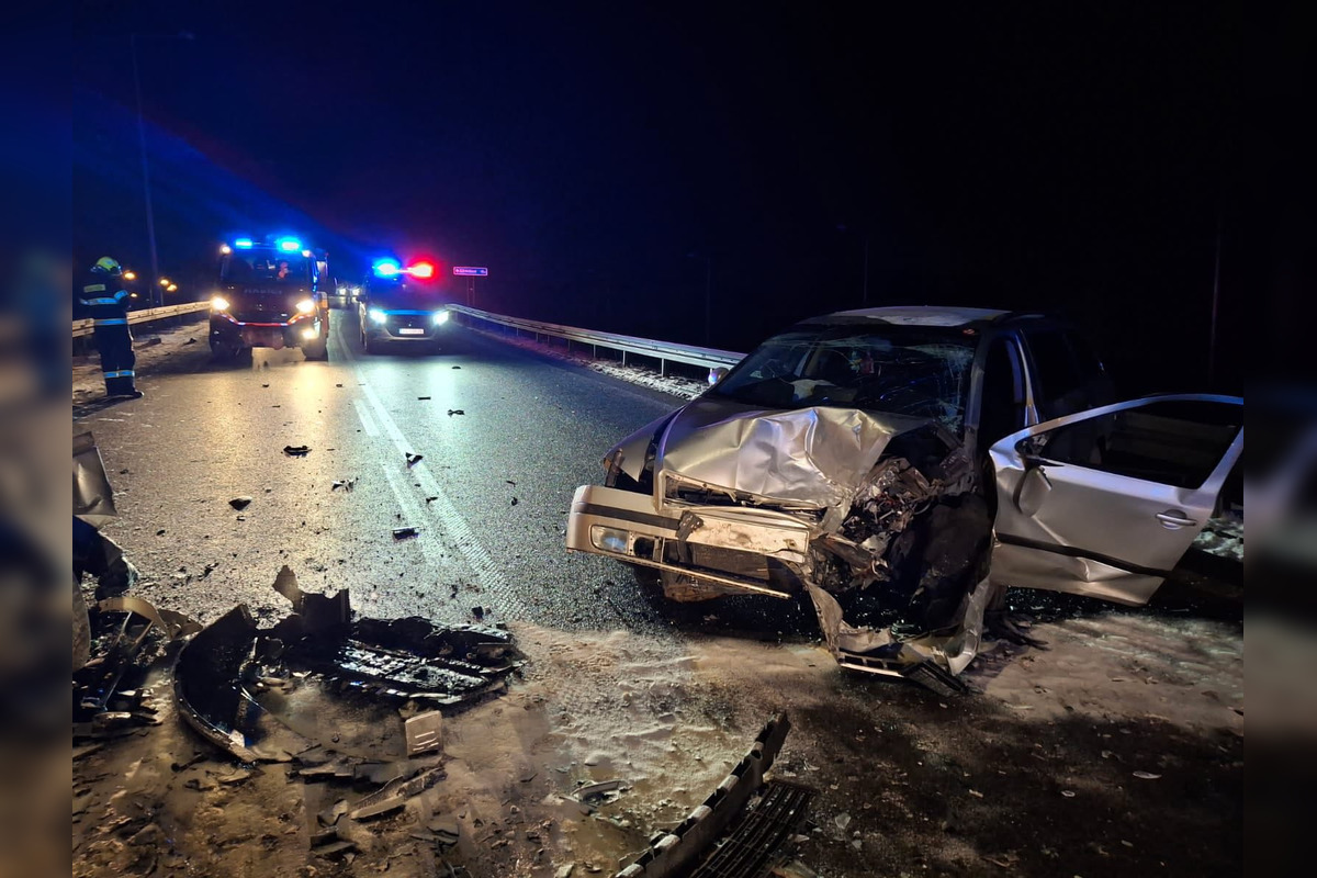 FOTO: Pri vážnej nehode v Brezne sa zranilo viacero osôb, foto 2