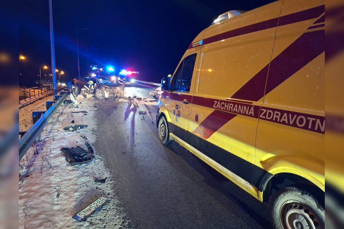 FOTO: Pri vážnej nehode v Brezne sa zranilo viacero osôb, foto 3