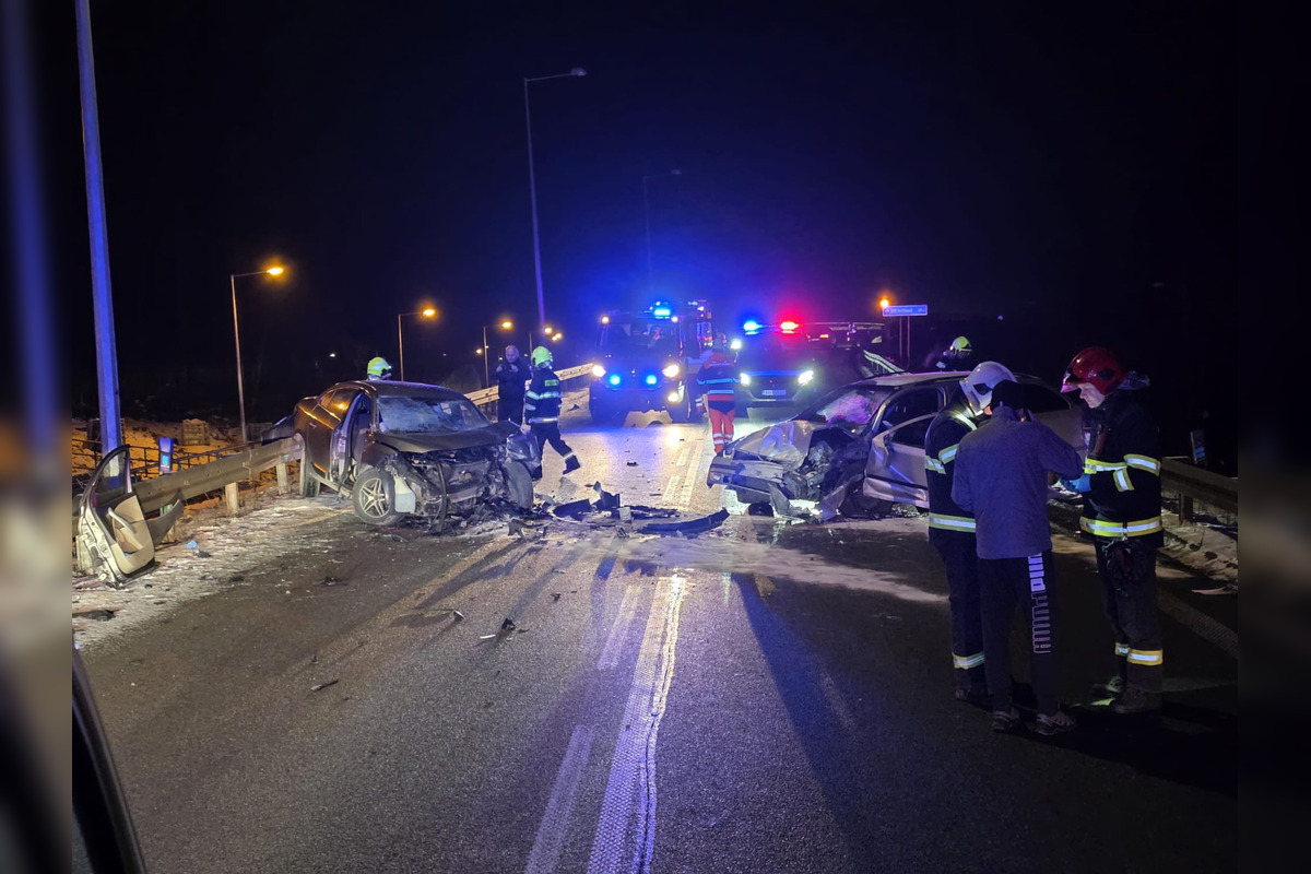 FOTO: Pri vážnej nehode v Brezne sa zranilo viacero osôb, foto 4