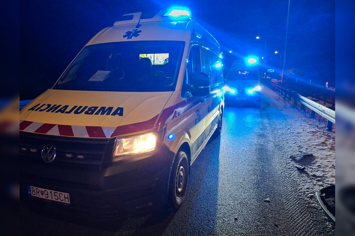 FOTO: Pri vážnej nehode v Brezne sa zranilo viacero osôb, foto 5