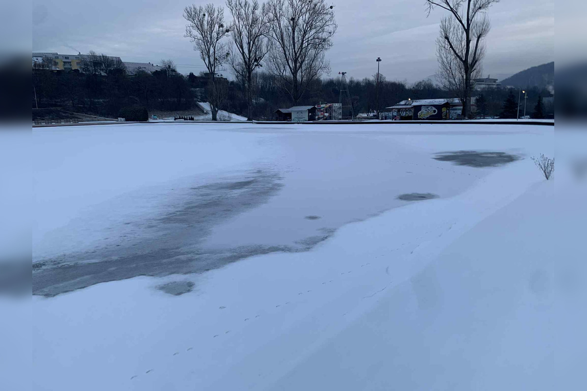 FOTO: Zamrznuté plážové kúpalisko v Bystrici nie je bezpečné, mesto ho ohradilo, foto 1