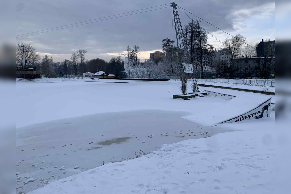 FOTO: Zamrznuté plážové kúpalisko v Bystrici nie je bezpečné, mesto ho ohradilo, foto 4