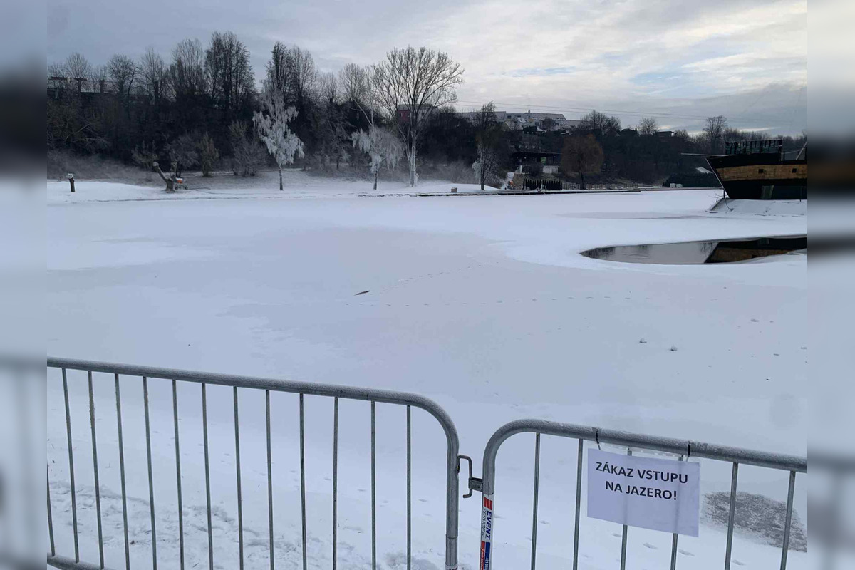 FOTO: Zamrznuté plážové kúpalisko v Bystrici nie je bezpečné, mesto ho ohradilo, foto 5