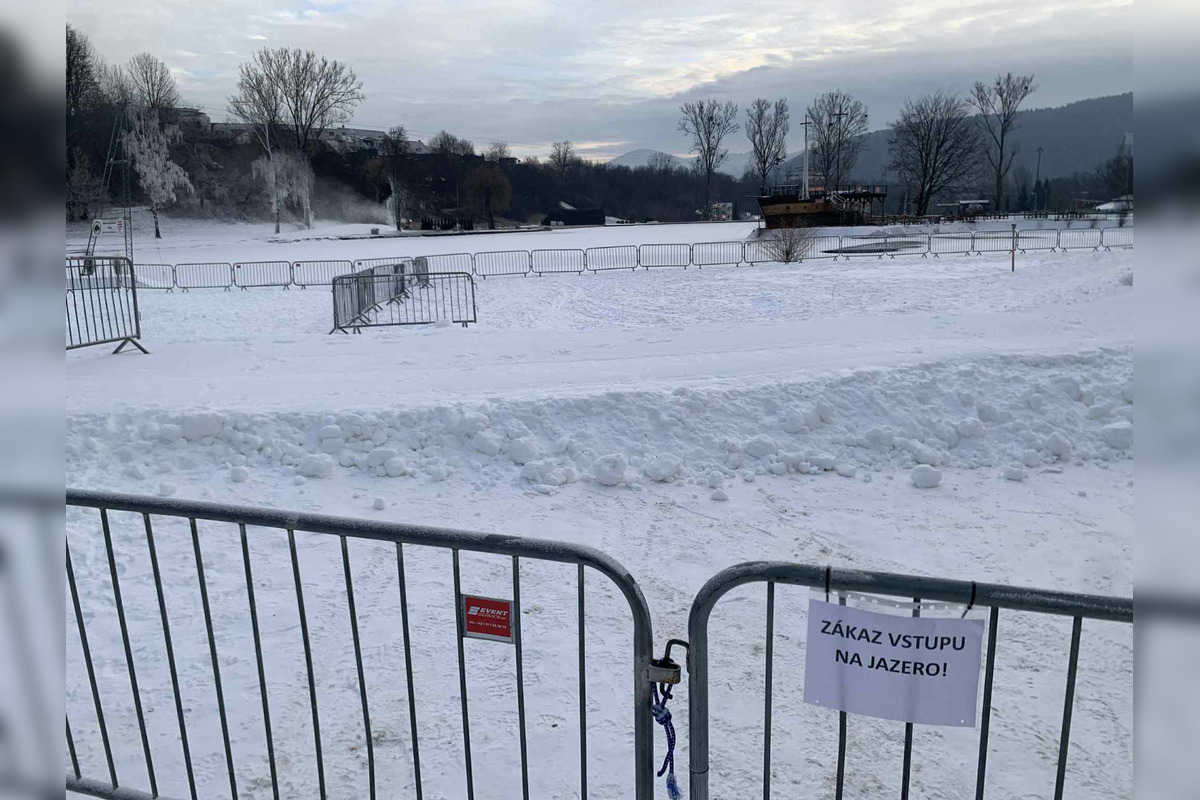 FOTO: Zamrznuté plážové kúpalisko v Bystrici nie je bezpečné, mesto ho ohradilo, foto 6