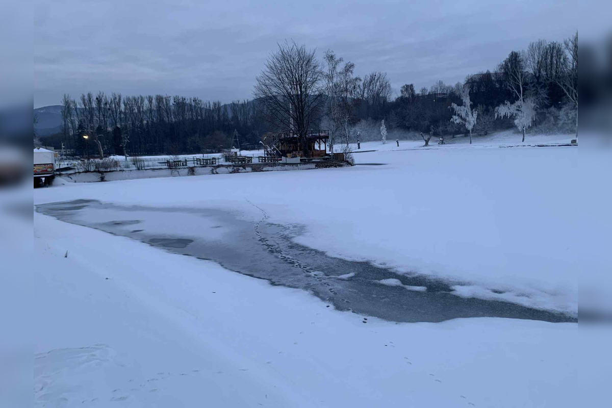 FOTO: Zamrznuté plážové kúpalisko v Bystrici nie je bezpečné, mesto ho ohradilo, foto 8