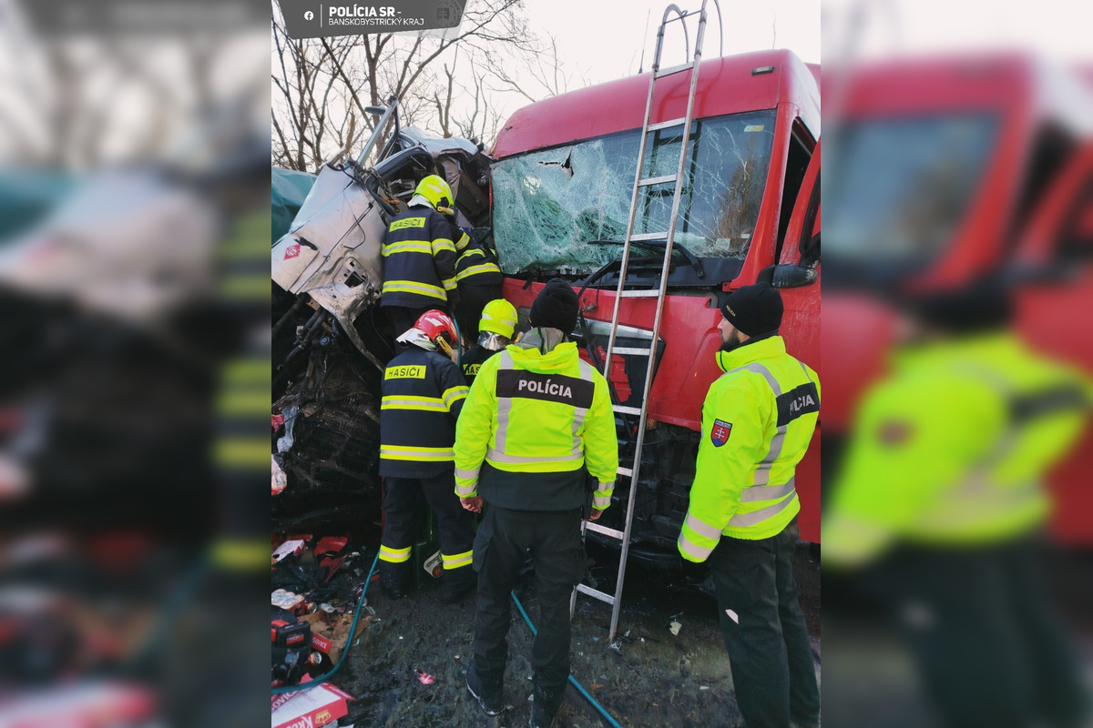 FOTO: Medzi Krupinou a Zvolenom sa zrazili kamióny, cesta bude hodiny uzavretá, foto 1