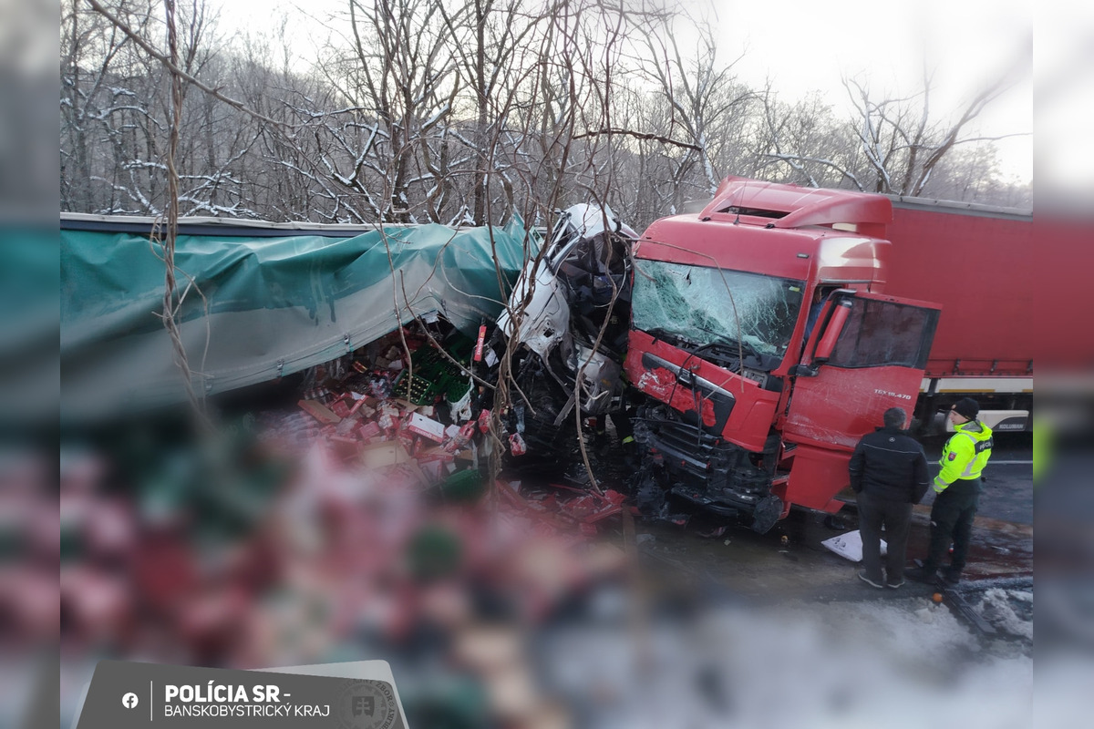 FOTO: Medzi Krupinou a Zvolenom sa zrazili kamióny, cesta bude hodiny uzavretá, foto 2