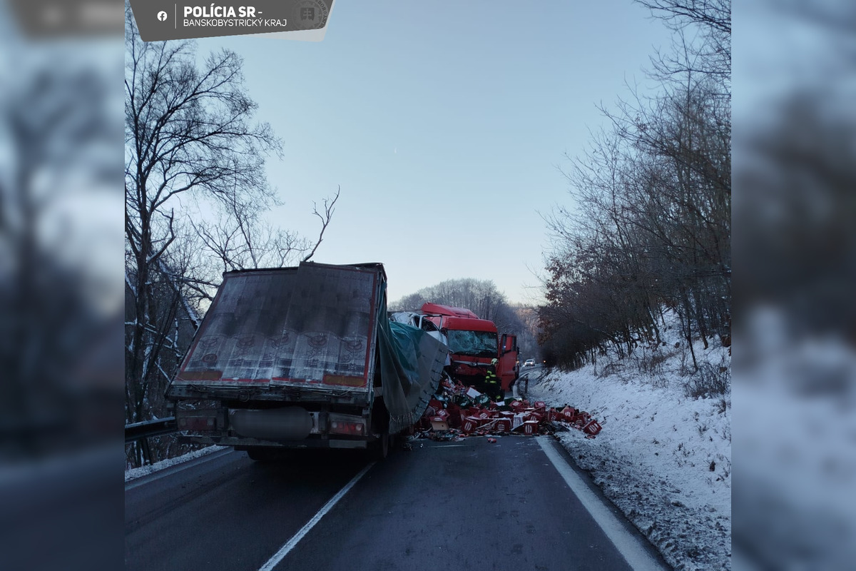 FOTO: Medzi Krupinou a Zvolenom sa zrazili kamióny, cesta bude hodiny uzavretá, foto 5
