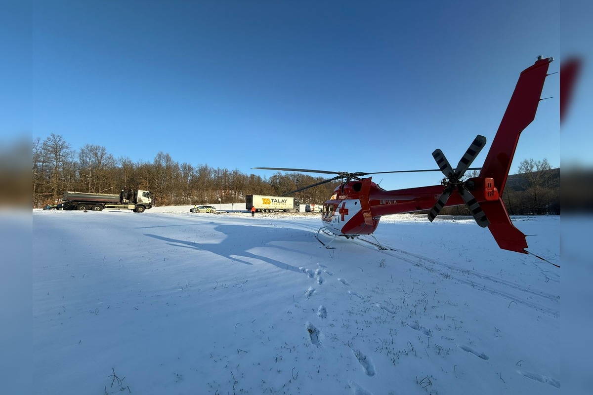 FOTO: Medzi Krupinou a Zvolenom sa zrazili kamióny, cesta bude hodiny uzavretá, foto 6