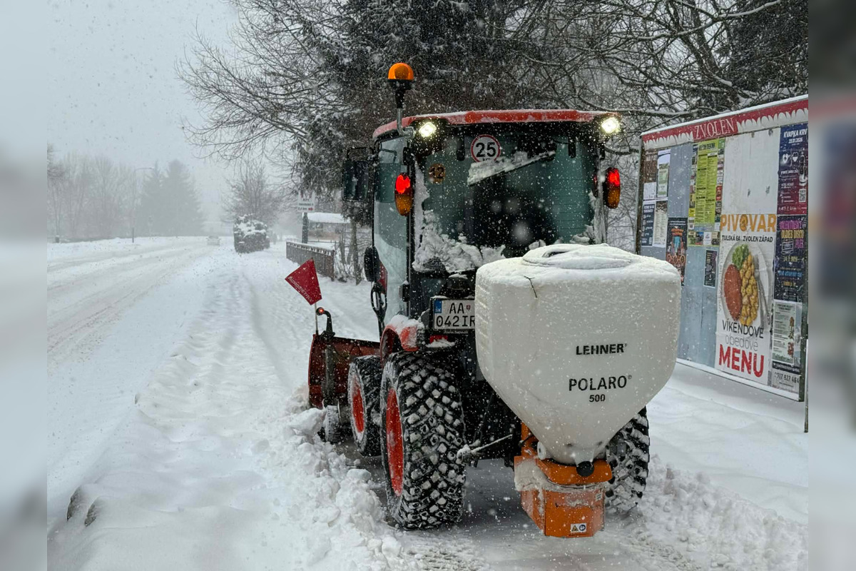 FOTO: Pracovníci čistia zasnežený Zvolen, ľudia môžu lokality hlásiť na dispečing, foto 1