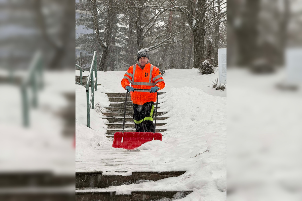 FOTO: Pracovníci čistia zasnežený Zvolen, ľudia môžu lokality hlásiť na dispečing, foto 2