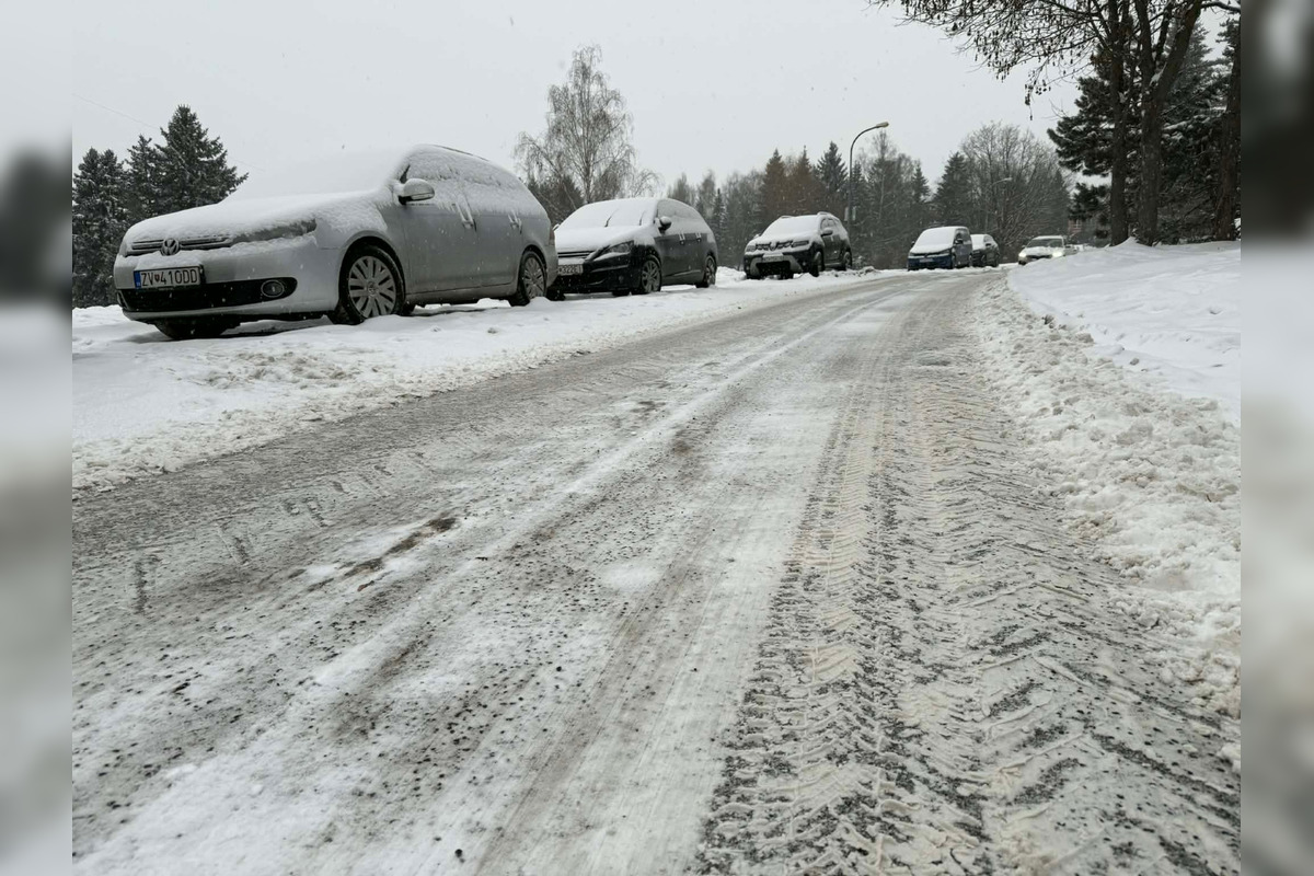 FOTO: Pracovníci čistia zasnežený Zvolen, ľudia môžu lokality hlásiť na dispečing, foto 3