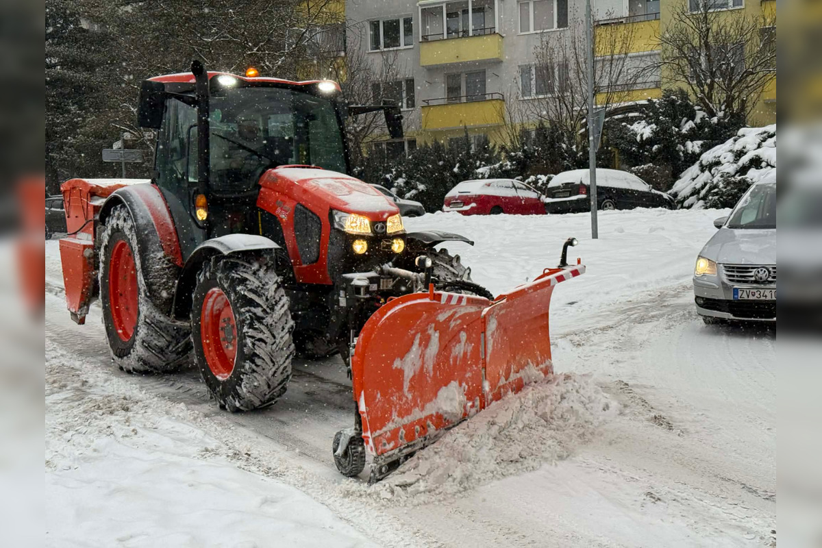FOTO: Pracovníci čistia zasnežený Zvolen, ľudia môžu lokality hlásiť na dispečing, foto 4