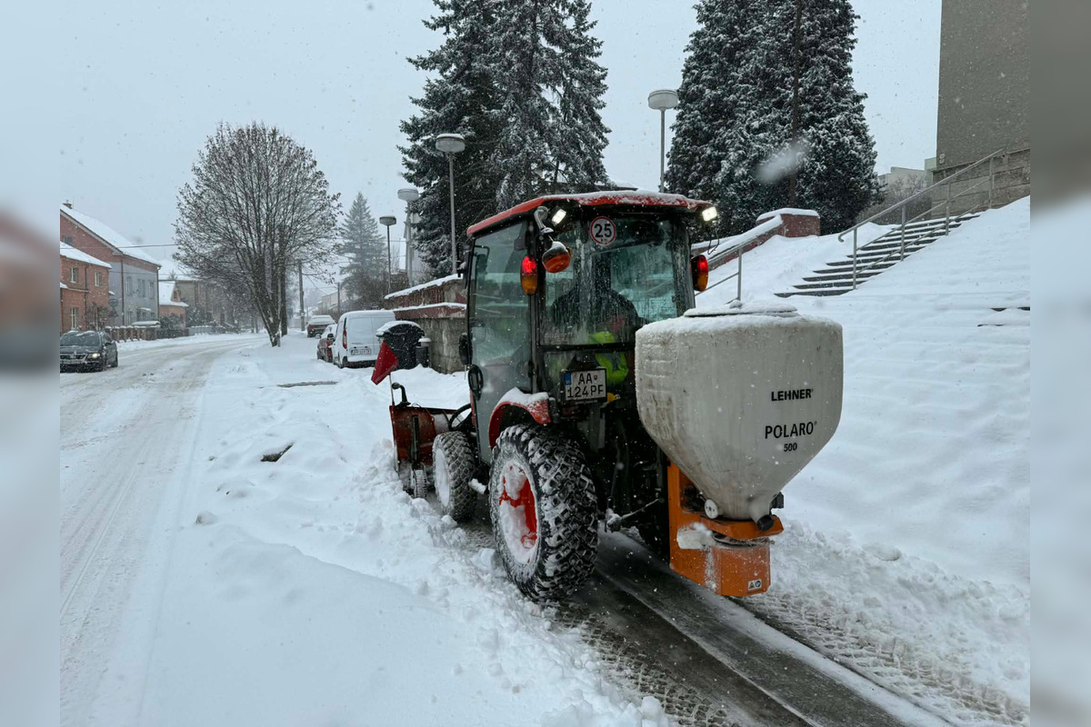 FOTO: Pracovníci čistia zasnežený Zvolen, ľudia môžu lokality hlásiť na dispečing, foto 5