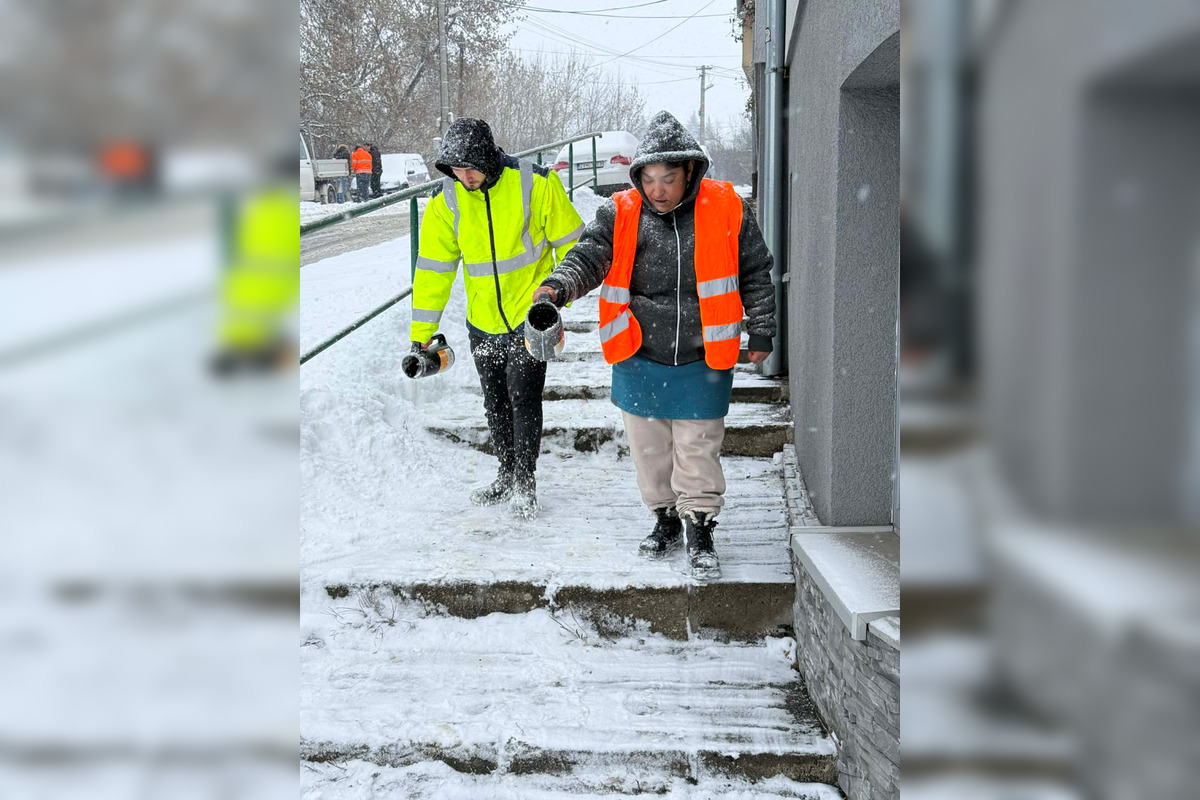 FOTO: Pracovníci čistia zasnežený Zvolen, ľudia môžu lokality hlásiť na dispečing, foto 6