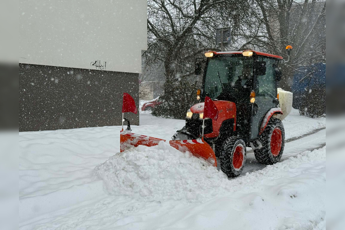 FOTO: Pracovníci čistia zasnežený Zvolen, ľudia môžu lokality hlásiť na dispečing, foto 7