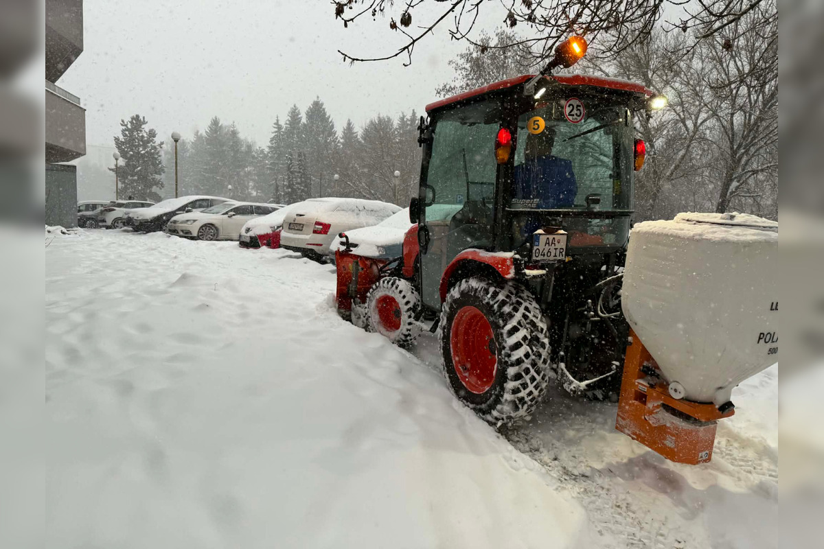 FOTO: Pracovníci čistia zasnežený Zvolen, ľudia môžu lokality hlásiť na dispečing, foto 8