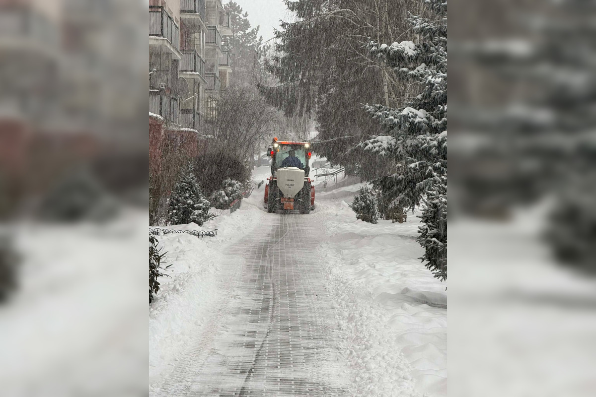 FOTO: Pracovníci čistia zasnežený Zvolen, ľudia môžu lokality hlásiť na dispečing, foto 9