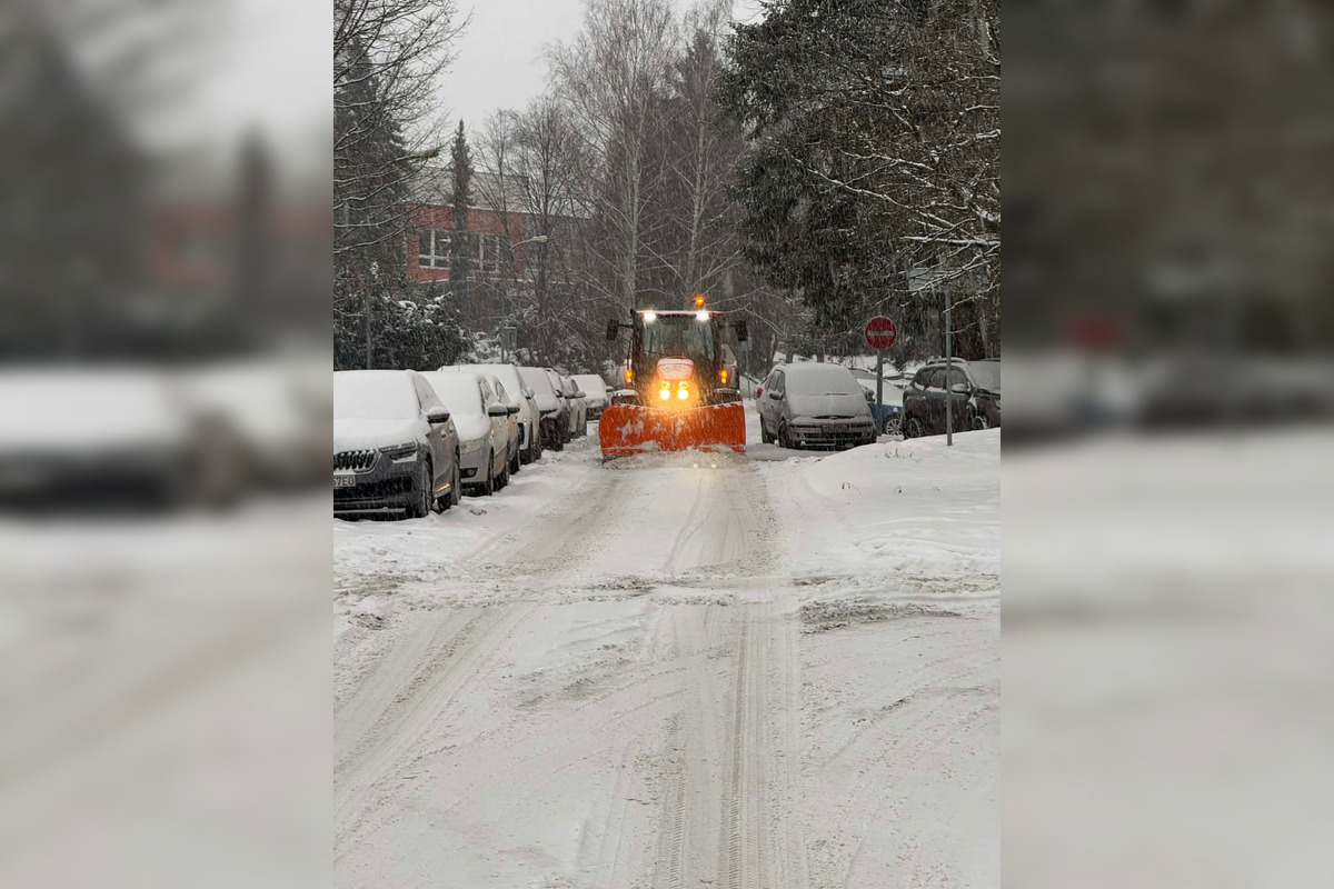 FOTO: Pracovníci čistia zasnežený Zvolen, ľudia môžu lokality hlásiť na dispečing, foto 10