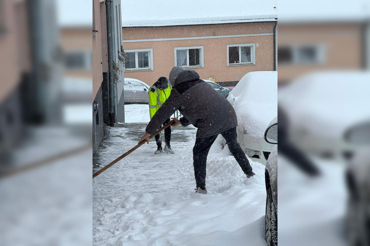FOTO: Pracovníci čistia zasnežený Zvolen, ľudia môžu lokality hlásiť na dispečing, foto 11