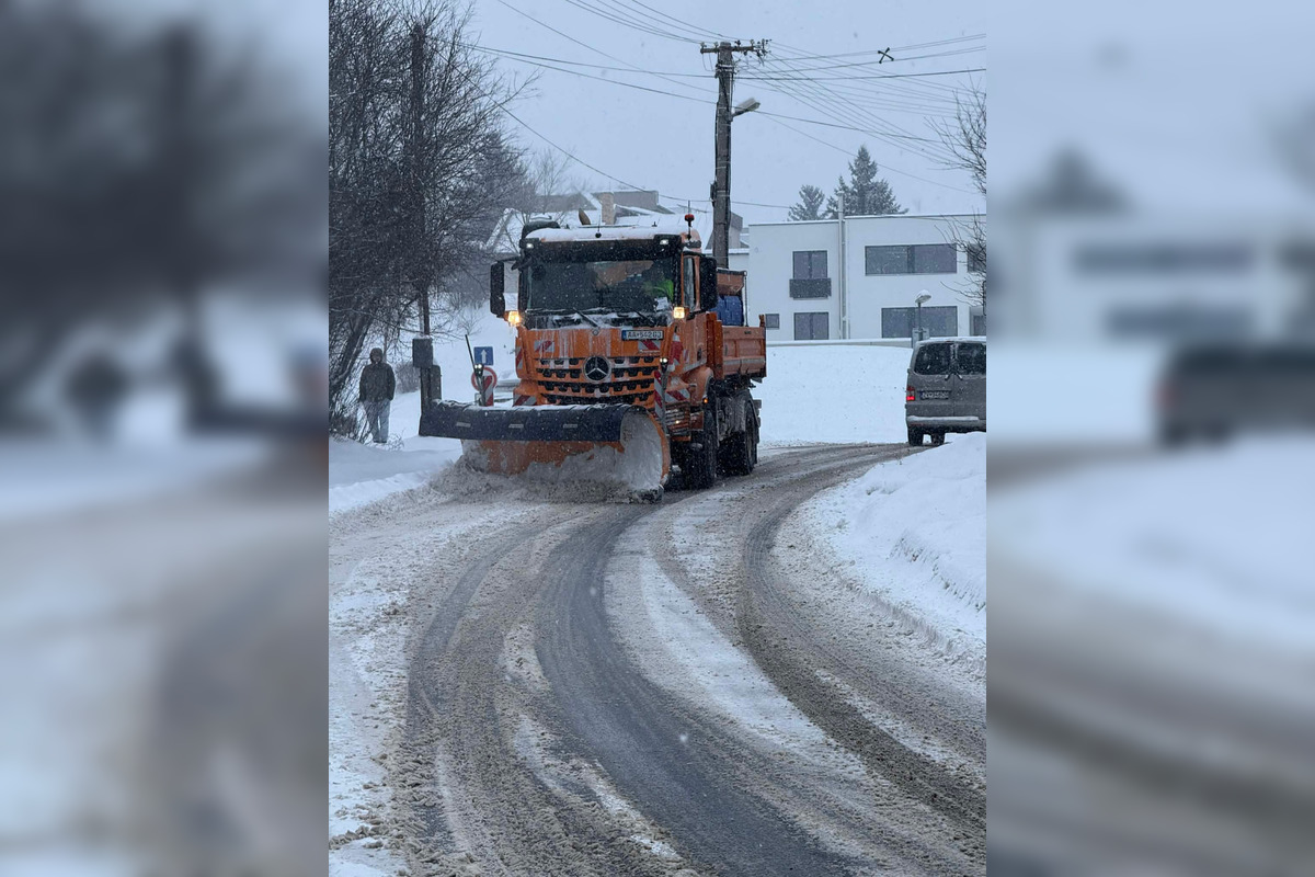 FOTO: Pracovníci čistia zasnežený Zvolen, ľudia môžu lokality hlásiť na dispečing, foto 12