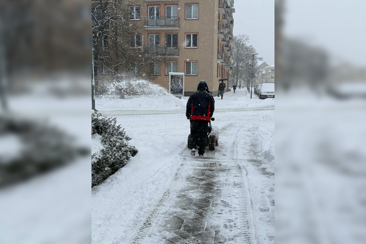 FOTO: Pracovníci čistia zasnežený Zvolen, ľudia môžu lokality hlásiť na dispečing, foto 13