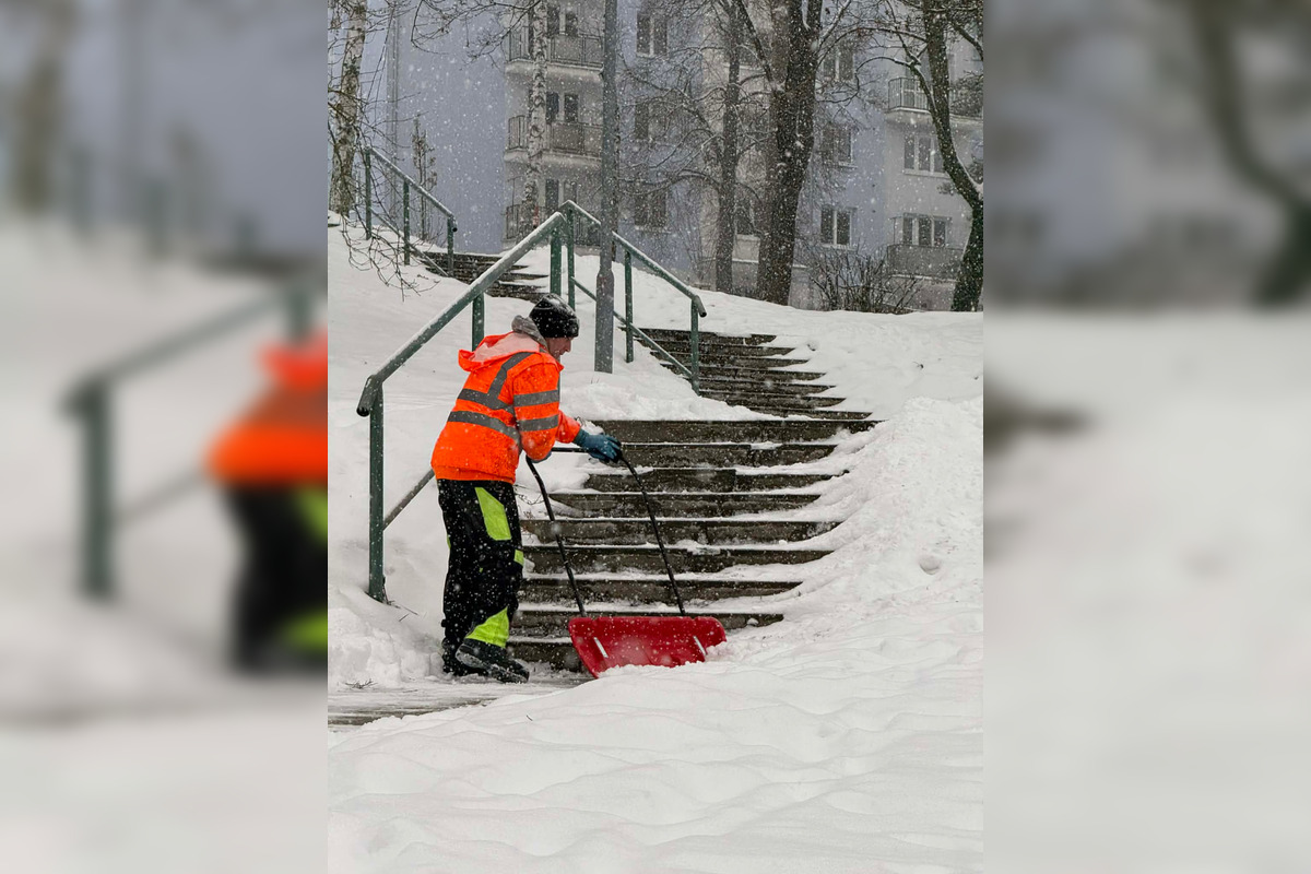 FOTO: Pracovníci čistia zasnežený Zvolen, ľudia môžu lokality hlásiť na dispečing, foto 14